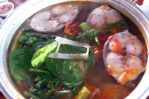 Lẩu cá bớp cũng là món rất nên ăn tại các quán hải sản dọc đường Trần Hưng Đạo. Ảnh: Thiện Nguyễn.